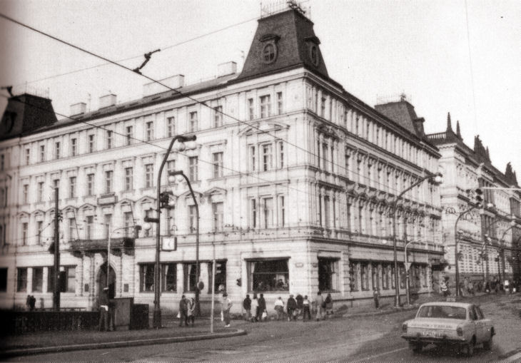 Façade du Café Slavia : Jähn, Karl-Heinz, Das prager Kaffehaus, Berlin, Volk und Welt, 1990